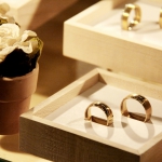 Pressebereich der Hochzeitsmesse HOCHZEITSTAGE, Eheringe in Schmuckschatulle bzw. Auslage in Gold