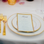 Pressebereich der Hochzeitsmesse HOCHZEITSTAGE, Tischdekoration in Gold mit Menükarten