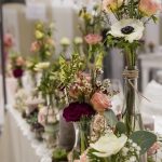 Pressebereich der Hochzeitsmesse HOCHZEITSTAGE, Blumen in lila und rosa Tönen als Tischdekoration für eine Hochzeit